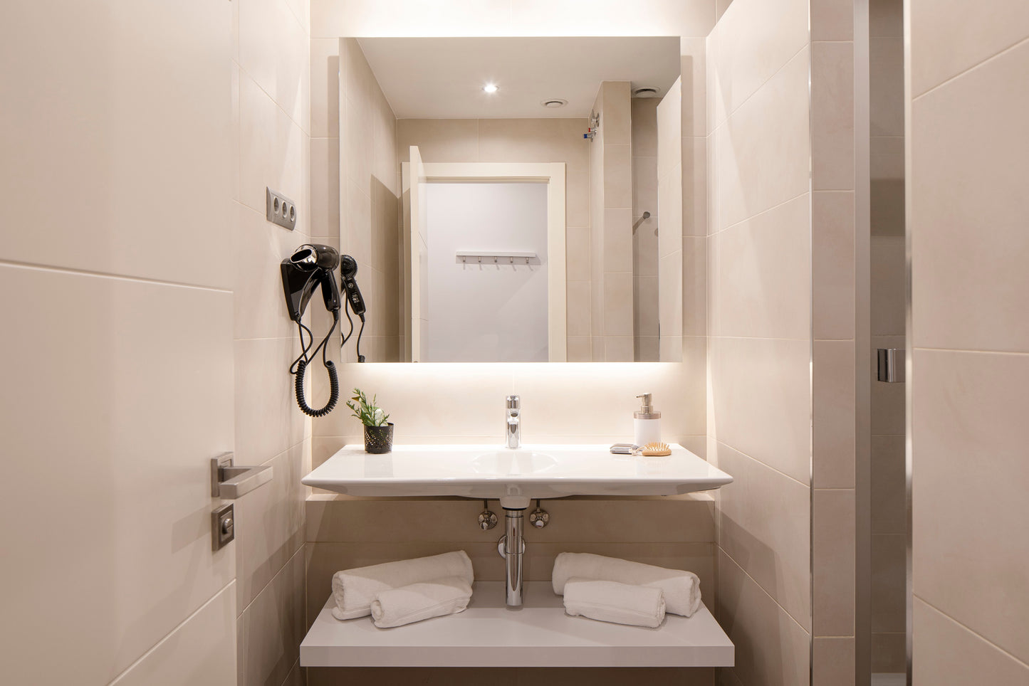 Newly renovated apartment, bright, trendy neighborhood, Barcelona