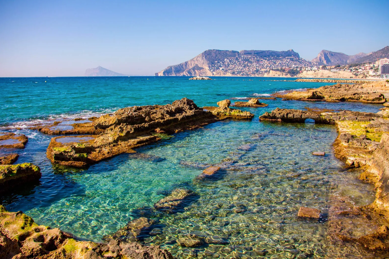 Dúplex actual con vista al mar, piscina y parking, Calpe