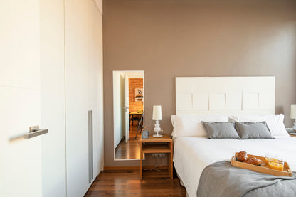 Newly renovated apartment, bright, trendy neighborhood, Barcelona