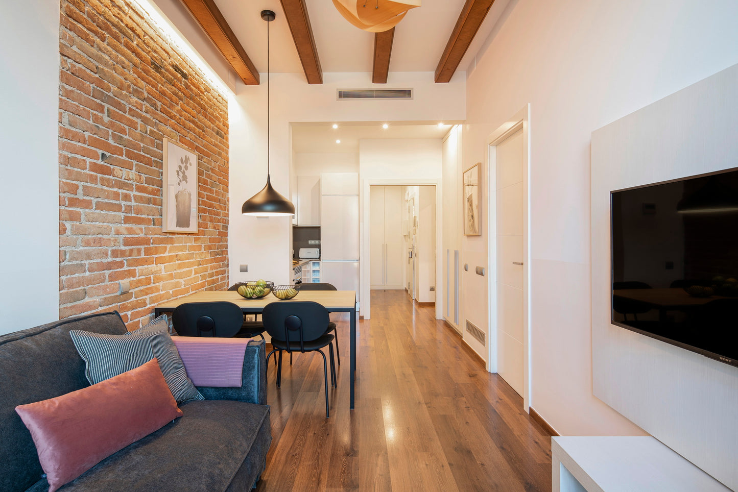 Newly renovated apartment, bright, trendy neighborhood, Barcelona