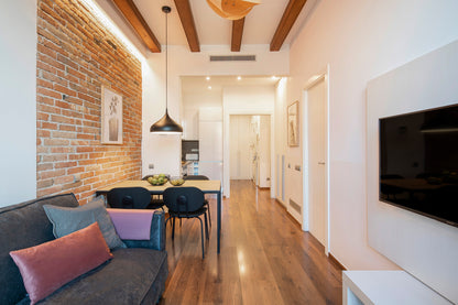 Newly renovated apartment, bright, trendy neighborhood, Barcelona