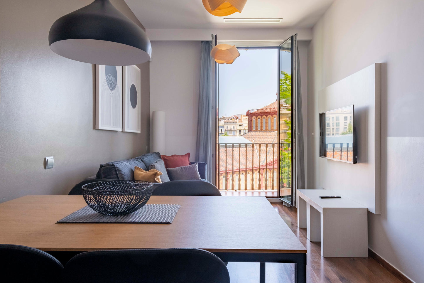 Newly renovated apartment, bright, trendy neighborhood, Barcelona