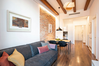 Newly renovated apartment, bright, trendy neighborhood, Barcelona