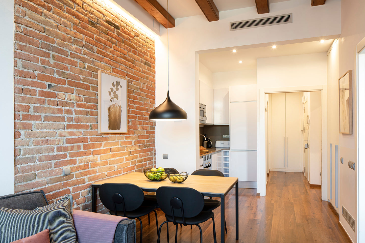 Newly renovated apartment, bright, trendy neighborhood, Barcelona