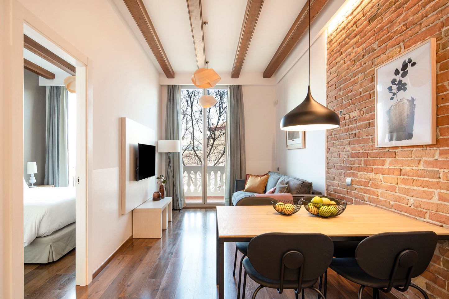 Newly renovated apartment, bright, trendy neighborhood, Barcelona