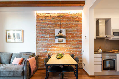 Newly renovated apartment, bright, trendy neighborhood, Barcelona